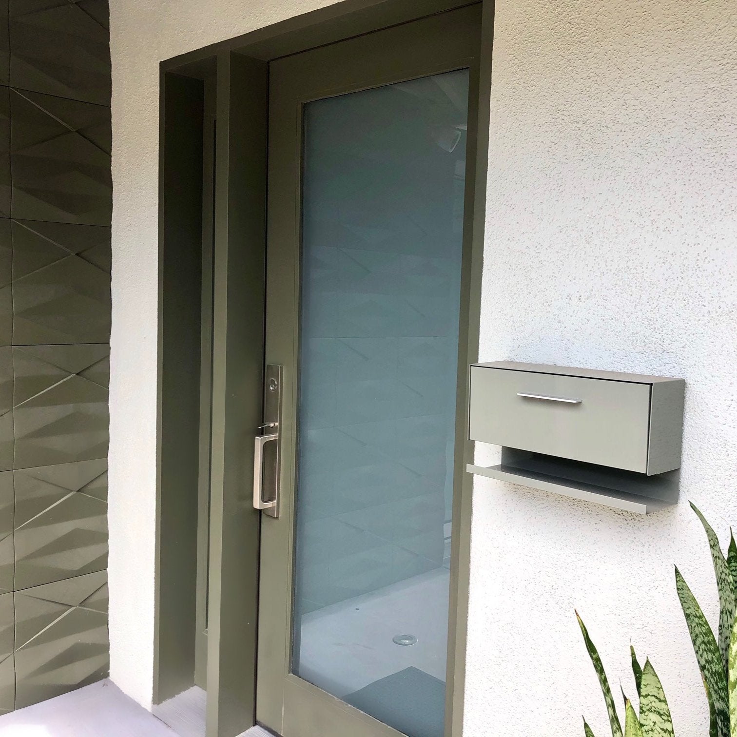 The Horizon Modern Wall Mounted Mailbox — Monochrome Collection