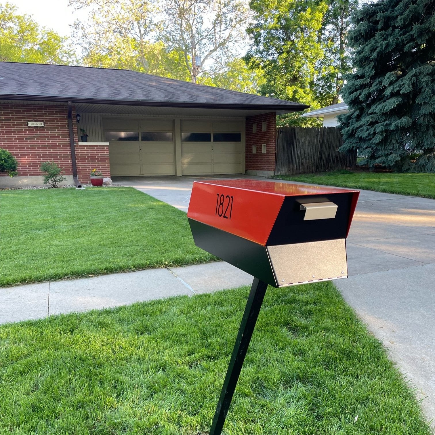 The Modbox Mid-Century Modern Curbside Mailbox — Shadow Collection